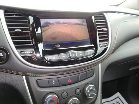 Certified 2022 Chevrolet Trax LT w/ LT Convenience Package image 18