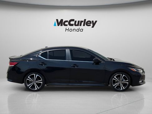 Used 2022 Nissan Sentra SR w/ SR Premium Package FWD image 2