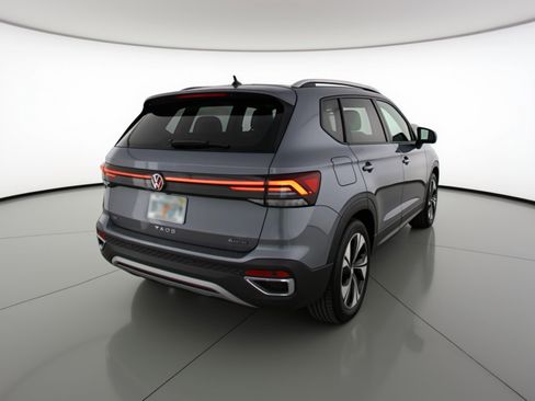 Used 2025 Volkswagen Taos SE image 9