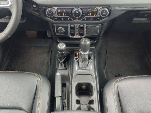 Certified 2024 Jeep Wrangler Unlimited Sahara w/ Technology Group AWD/4WD image 21