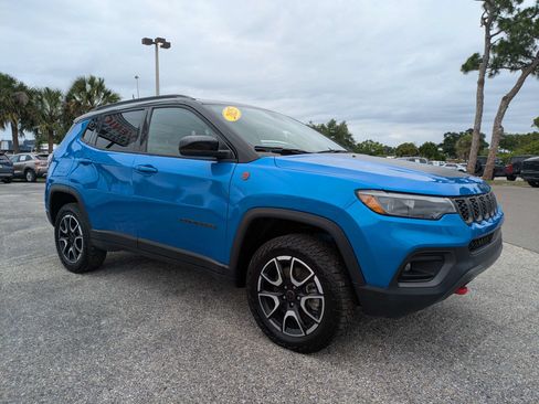 Used 2025 Jeep Compass Trailhawk w/ Trailhawk Elite Group AWD/4WD image 2