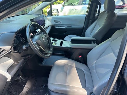 Used 2025 Toyota Sienna XLE FWD image 28
