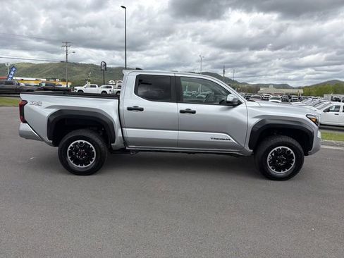 Used 2025 Toyota Tacoma TRD Off-Road AWD/4WD image 5