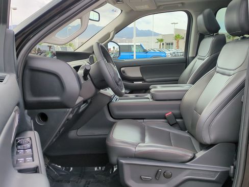 Used 2025 Ford Expedition Active AWD/4WD image 17