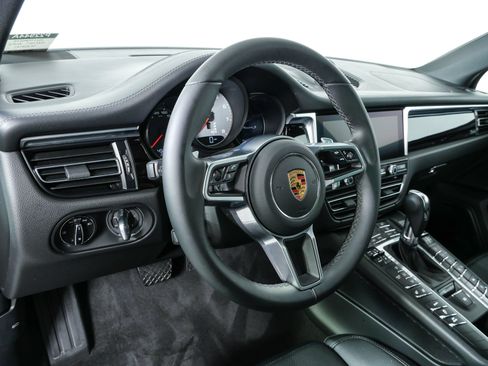 Certified 2021 Porsche Macan S AWD/4WD image 4