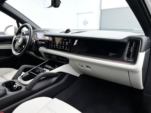 Certified 2025 Porsche Cayenne S AWD/4WD image 19