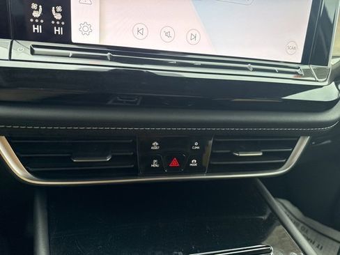 Used 2025 Volkswagen Atlas SE image 14