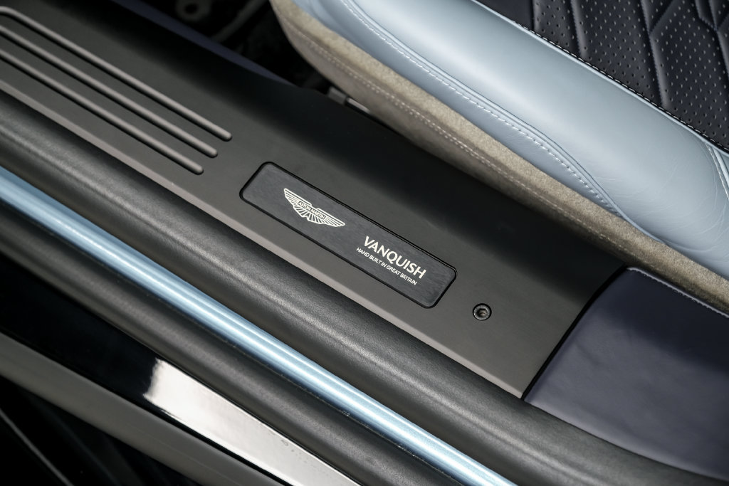 Used 2025 Aston Martin Vanquish RWD image 37