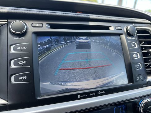 Used 2017 Toyota Highlander XLE AWD/4WD image 25