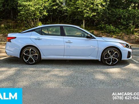 Used 2025 Nissan Altima 2.5 SR FWD image 9
