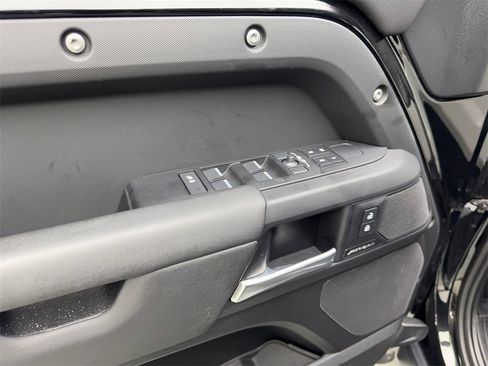 Used 2025 Land Rover Defender 110 S image 31