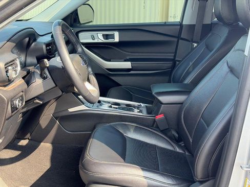 Used 2023 Ford Explorer Limited AWD/4WD image 4