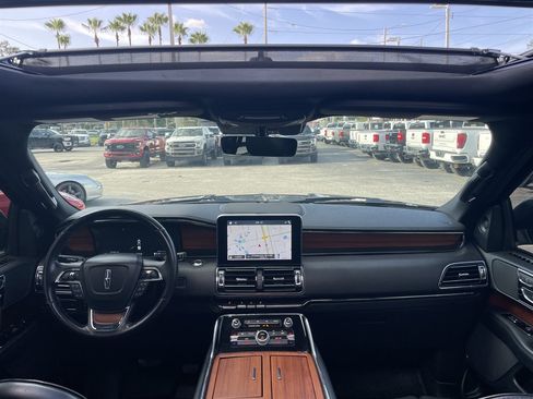 Used 2019 Lincoln Navigator L Select AWD/4WD image 5