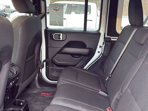 Used 2019 Jeep Wrangler Unlimited Sahara image 21