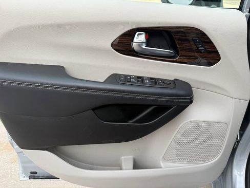 Used 2023 Chrysler Pacifica Limited image 27