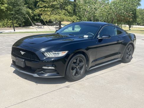 Used 2017 Ford Mustang Coupe RWD image 4