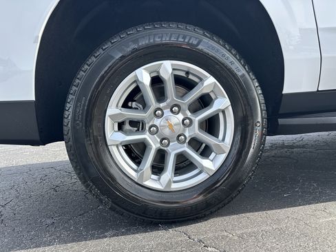 New 2026 Chevrolet Suburban LS image 19