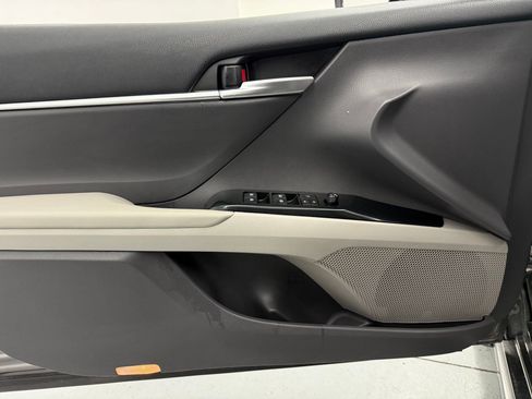 Used 2018 Toyota Camry SE w/ Accessory Appearance Package image 12