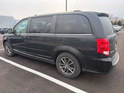 Used 2017 Dodge Grand Caravan SXT image 2