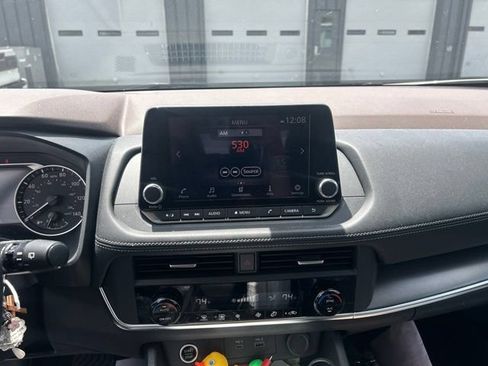 Used 2023 Nissan Rogue SV FWD image 3