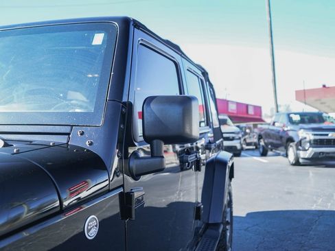 Used 2017 Jeep Wrangler Unlimited Sahara w/ Connectivity Group image 32