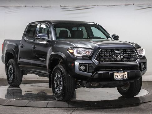 Certified 2017 Toyota Tacoma TRD Off-Road w/ Tow Package RWD image 6
