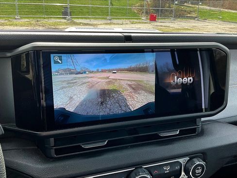 Used 2024 Jeep Gladiator Sport AWD/4WD image 14