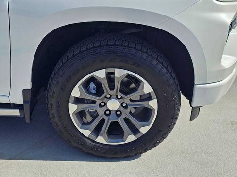 Used 2023 Chevrolet Silverado 1500 High Country w/ Technology Package AWD/4WD image 9