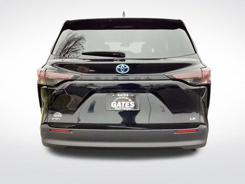 Used 2025 Toyota Sienna LE image 8