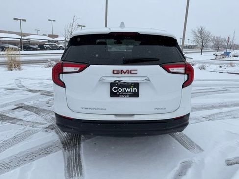 Used 2024 GMC Terrain SLE image 9