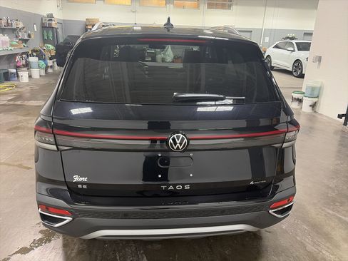 New 2026 Volkswagen Taos SE image 4