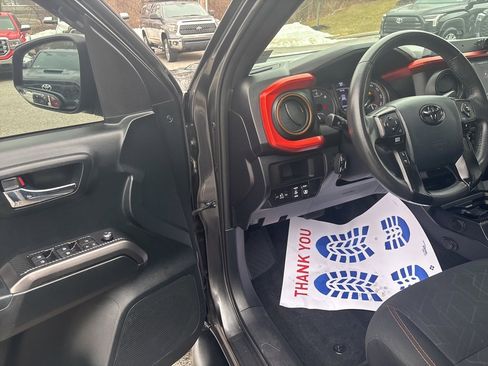 Used 2017 Toyota Tacoma TRD Off-Road w/ Tow Package (A/T) image 11