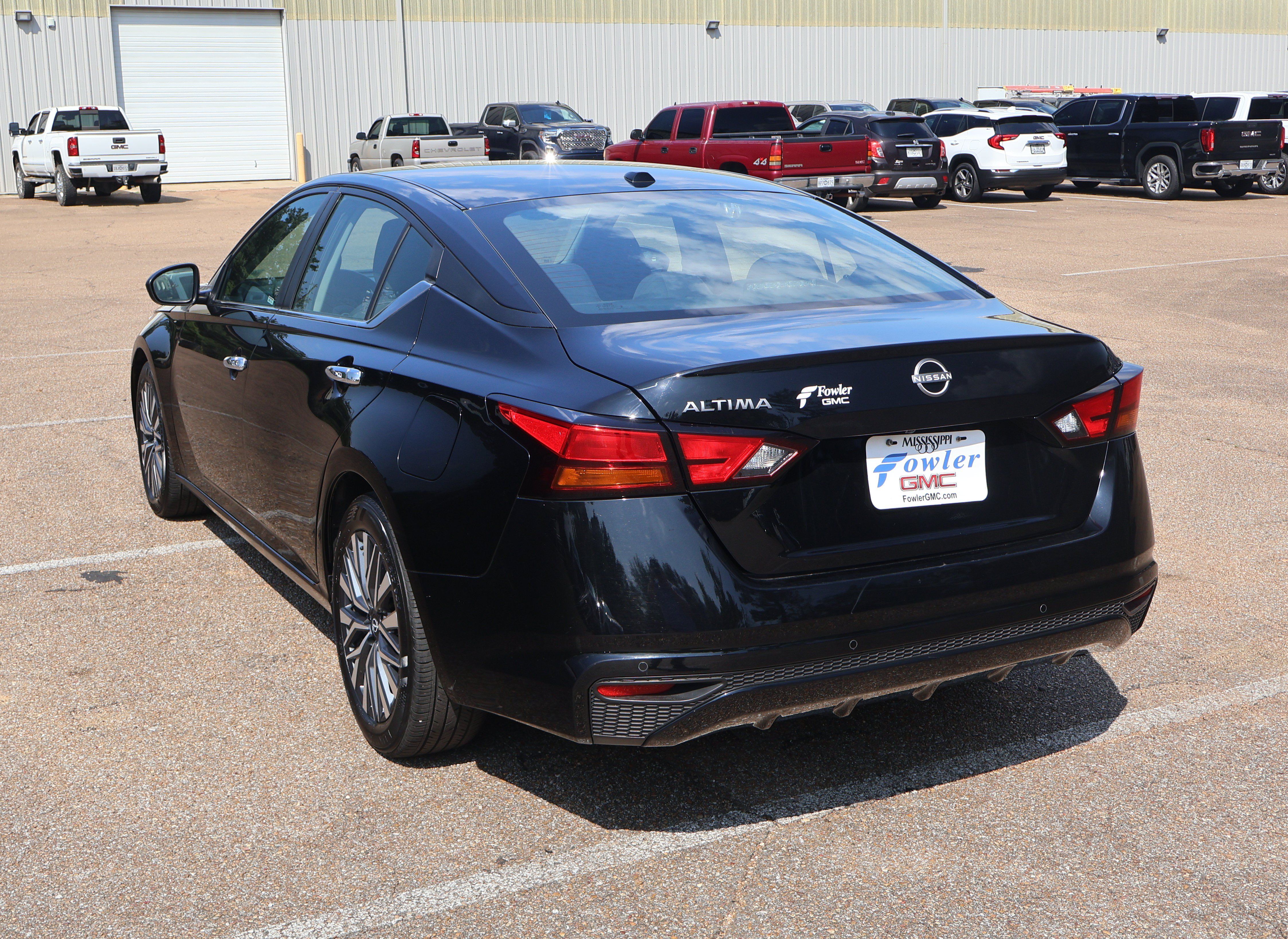 Used 2025 Nissan Altima 2.5 SV FWD image 17