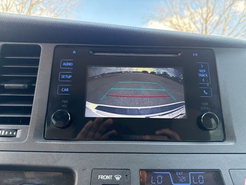 Used 2015 Toyota Sienna L image 27