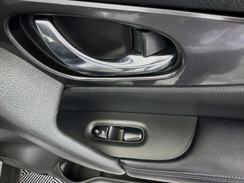 Used 2018 Nissan Rogue SV image 31