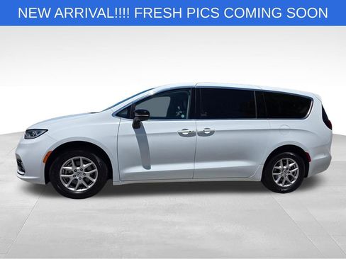 Used 2024 Chrysler Pacifica Touring-L FWD image 3