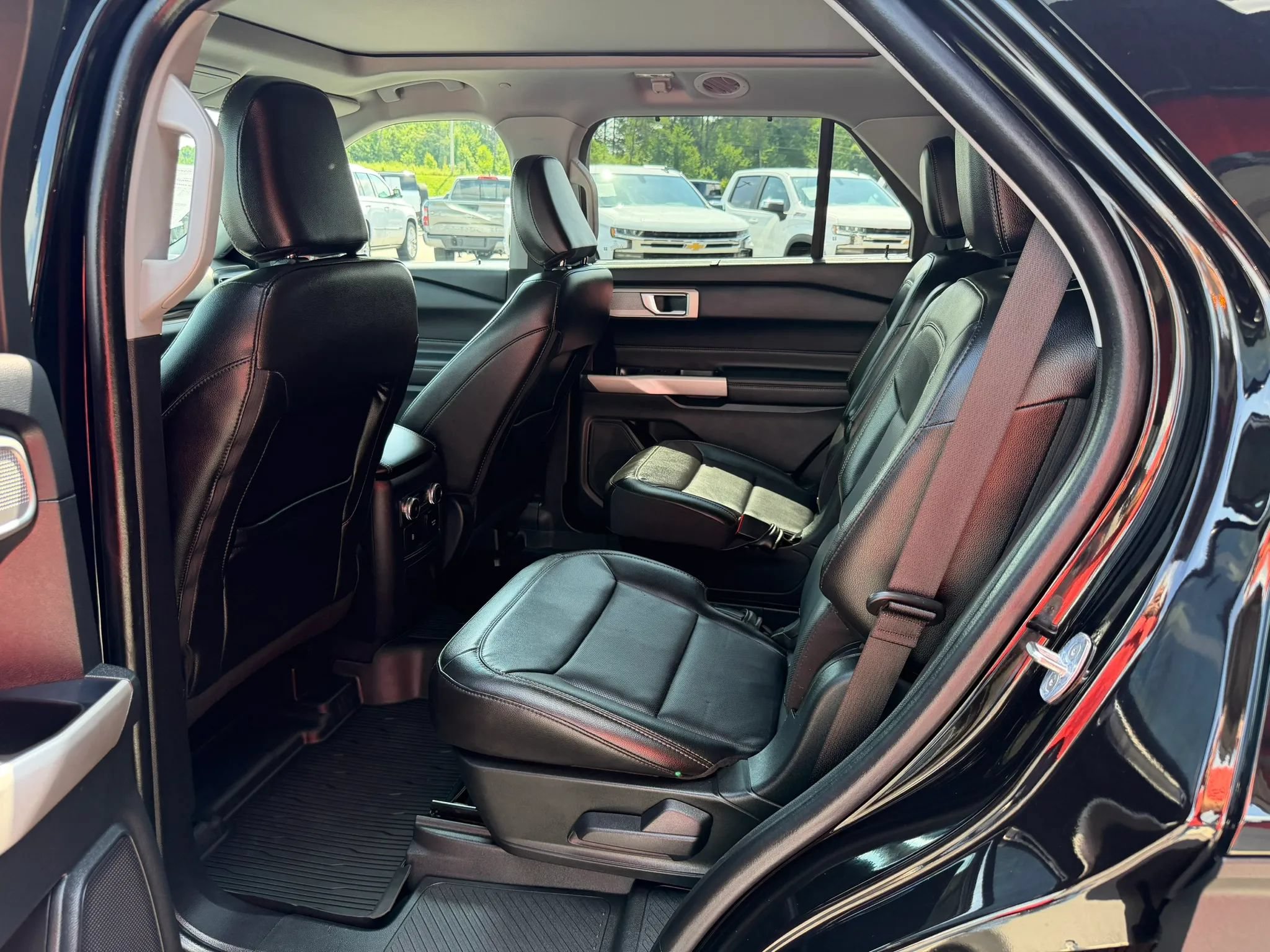 Used 2022 Ford Explorer Limited w/ Hybrid Equipment Group 310A RWD image 17