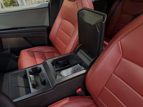 Used 2025 Tesla Cybertruck AWD Crew Cab image 40