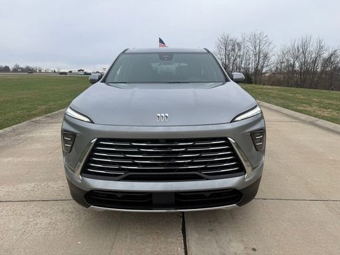 Used 2025 Buick Enclave Preferred image 11