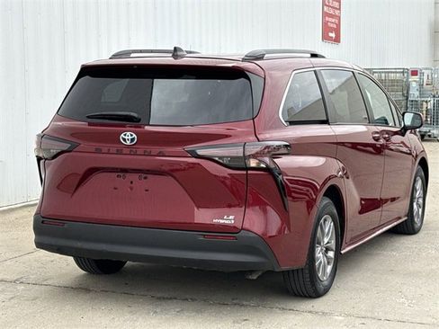 Used 2024 Toyota Sienna LE image 4