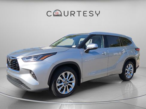 Used 2023 Toyota Highlander L image 1