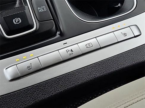 Used 2024 Kia Carnival LX image 25