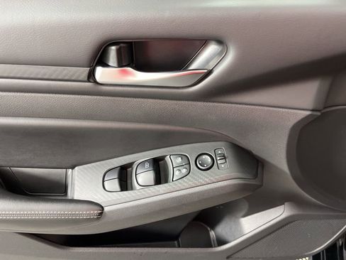 Used 2024 Nissan Altima 2.5 SV image 24