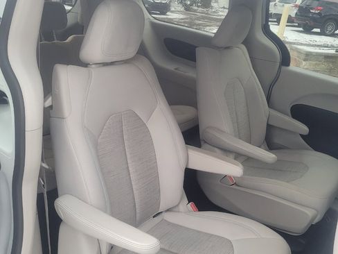 Used 2018 Chrysler Pacifica Touring Plus image 28