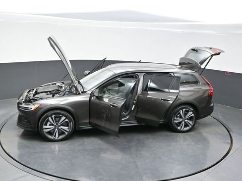 Used 2025 Volvo V60 B5 Cross Country Plus image 39