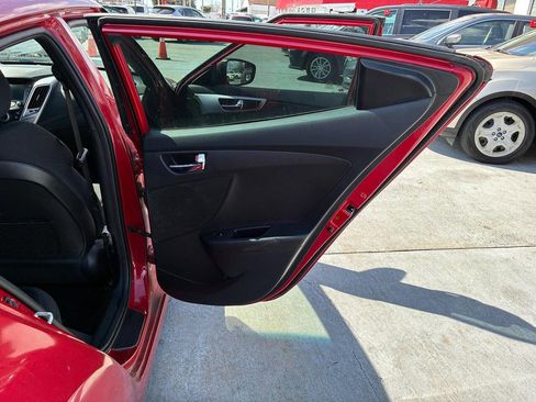 Used 2017 Hyundai Veloster Value Edition image 12