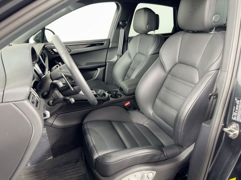 Certified 2025 Porsche Macan image 5