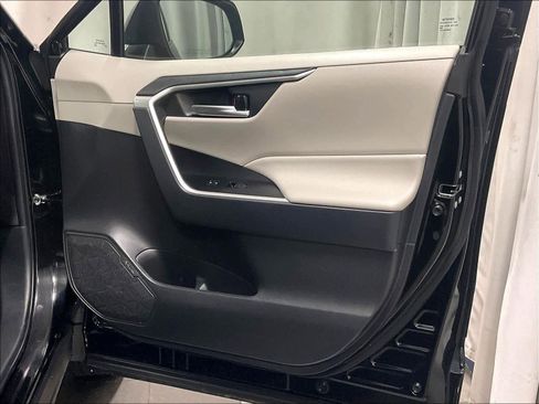Used 2025 Toyota RAV4 XLE image 12