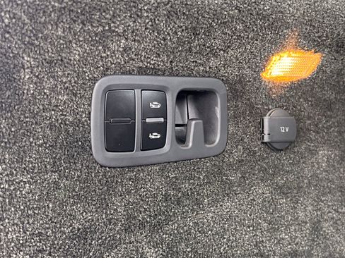 Used 2021 Bentley Bentayga Plug-In Hybrid AWD/4WD image 24