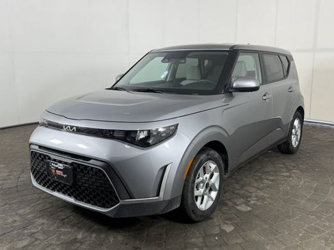 Used 2025 Kia Soul LX w/ LX Technology Package FWD image 3